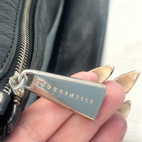 Sleek Black Hobo Bag with Timeless Design - Picture 7 of 11